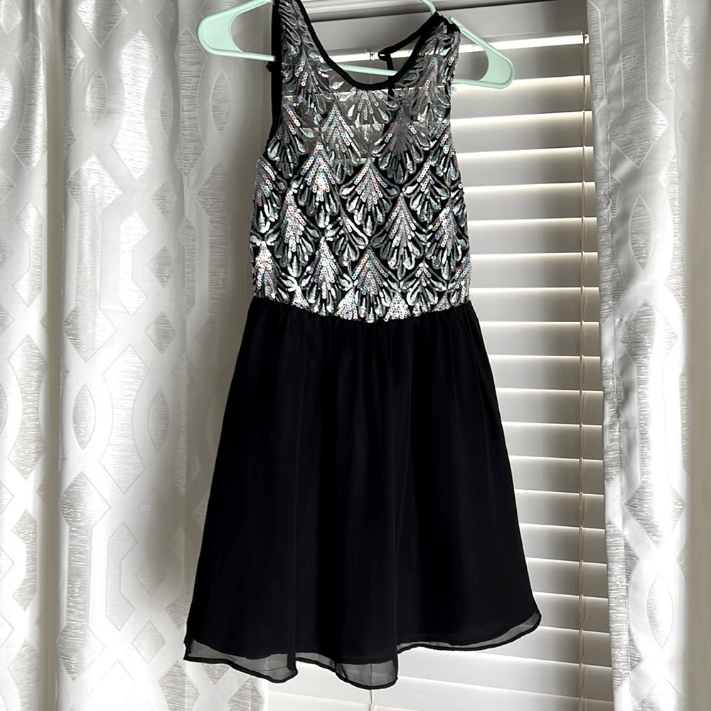 Womens size 1 dress stitching is coming out in top half see photos